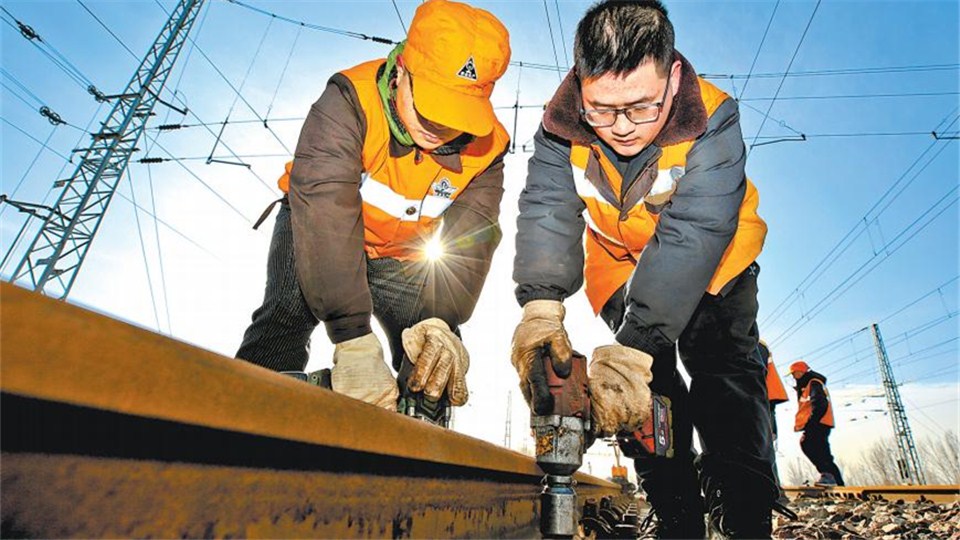 全力拼經濟 奮戰開門紅·生產線上過大年 | 護航春運 